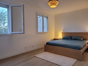 3 habitaciones, tabla de planchar con plancha, wifi y ropa de cama 