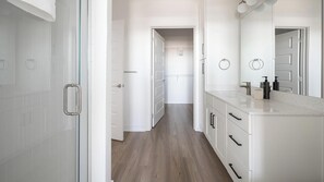 Bathroom - Landing | Stylish 1BD, Gym, Pool (Knoxville)
