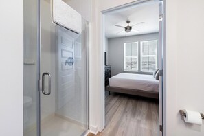 1 dormitorio, escritorio, tabla de planchar con plancha y wifi