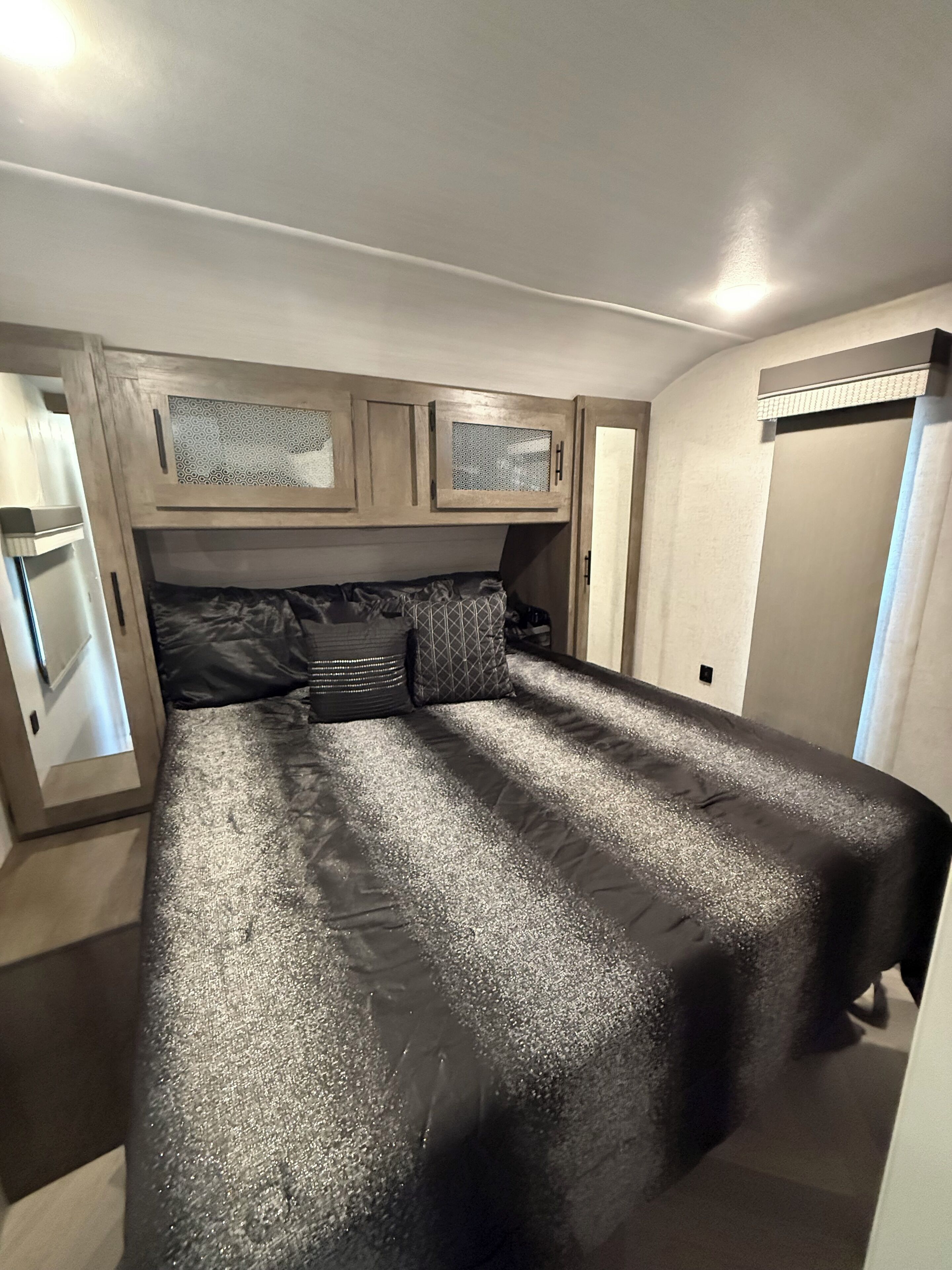 Silitysrauta/-lauta, Wi-Fi, vuodevaatteet