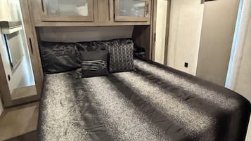 Silitysrauta/-lauta, Wi-Fi, vuodevaatteet