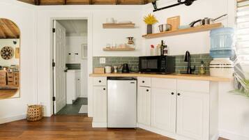 Kühlschrank, Mikrowelle, Herdplatte, Wasserkocher mit Kaffee-/Teezubehör