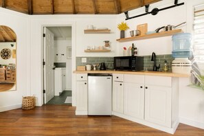 Kühlschrank, Mikrowelle, Herdplatte, Wasserkocher mit Kaffee-/Teezubehör