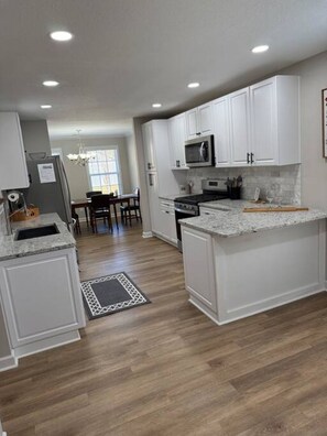 Een koelkast, een microgolfoven, een oven, een kookplaat