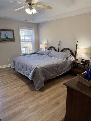 3 slaapkamers, een bureau, een strijkplank/strijkijzer, reisbedje