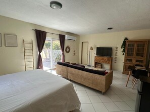 1 bedroom, WiFi, bed sheets - Studio in middle of Noord. SuperFood on 0,56 miles and Eagle Beach 0,75 miles. (Noord)