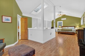 3 bedrooms, iron/ironing board, WiFi, bed sheets - Waterfront 3 Bedroom 3 Bathroom Large House in Bridport—Fire pit, Grill, Deck (Bridport)