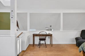 Interior - 3 Bedroom 3 Bathroom Large House in Bridport—Fire pit, Pellet Stove, Grill, Deck (Bridport)