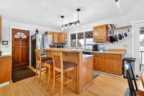 Private kitchen - Waterfront 3BR/3BA — Summer Lake Escape, Fire Pit, Grill, Deck & Sunsets (Bridport)