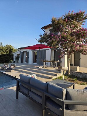 Outdoor dining - Villa with pool (Santa-Lucia-di-Moriani)