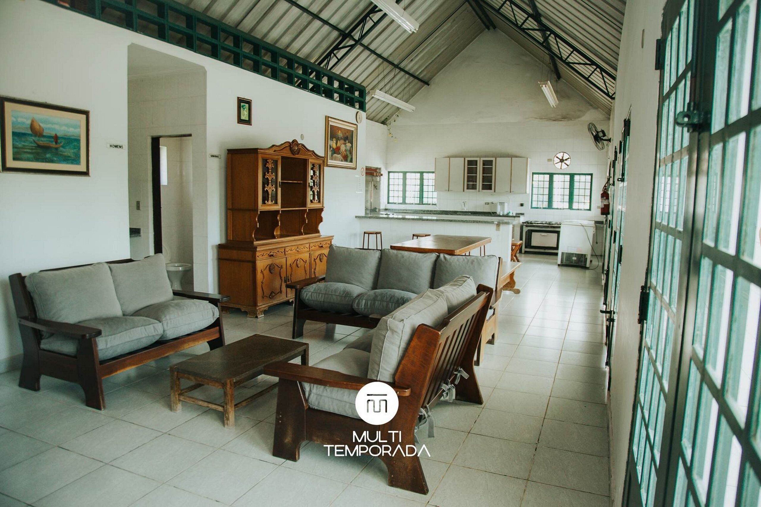 家庭村舍 | 起居区 | 40-英寸电视（配备数码频道）