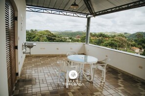 Family Cottage | Outdoor dining - Chácara 3 Poderes Piscina - 60 pessoas (Guararema)