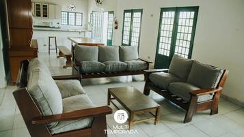 Familien-Ferienhaus | Wohnbereich | 40-Zoll-Fernseher mit Digitalempfang