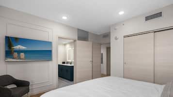 Tabla de planchar con plancha, wifi, ropa de cama