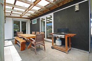 Outdoor dining - Relax on Richmond - Taranaki Holiday Home (New Plymouth)