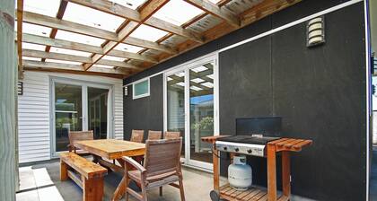 Relax on Richmond - Taranaki Holiday Home