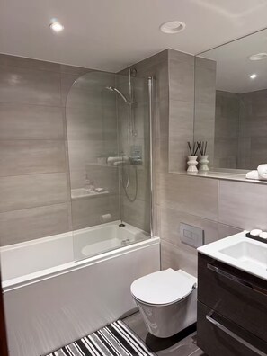 Hair dryer, towels, soap, toilet paper - Luxury 2-Bed Apartment | Gym | Jewellery Quarter (Birmingham)
