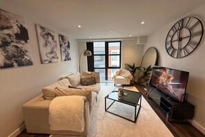 Living area - Luxury 2-Bed Apartment | Gym | Jewellery Quarter (Birmingham)