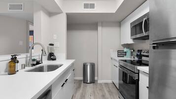 Réfrigérateur, four à micro-ondes, un four, surface de cuisson