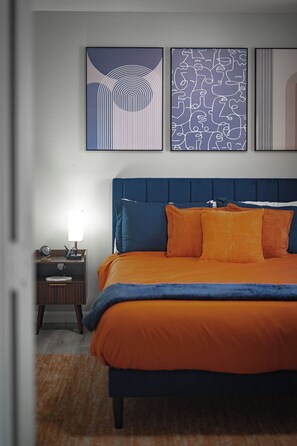 2 habitaciones, escritorio y tabla de planchar con plancha