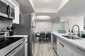 Fridge, microwave, oven, stovetop - Tempe Retreat Close to ASU, Mill Ave & Airport (Tempe)