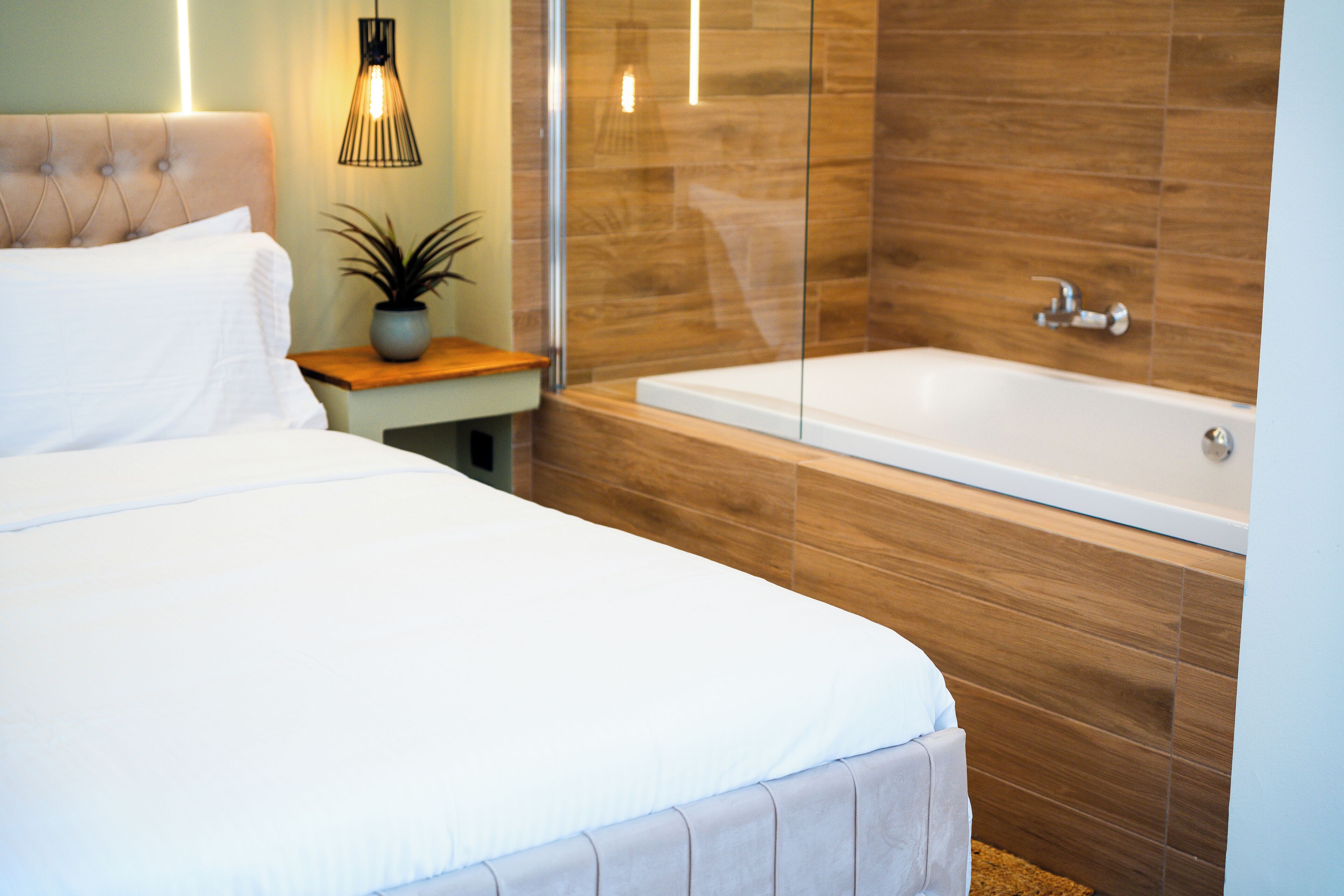 Deluxe Suite with Hot Tub | Tallelokero huoneessa, työpöytä