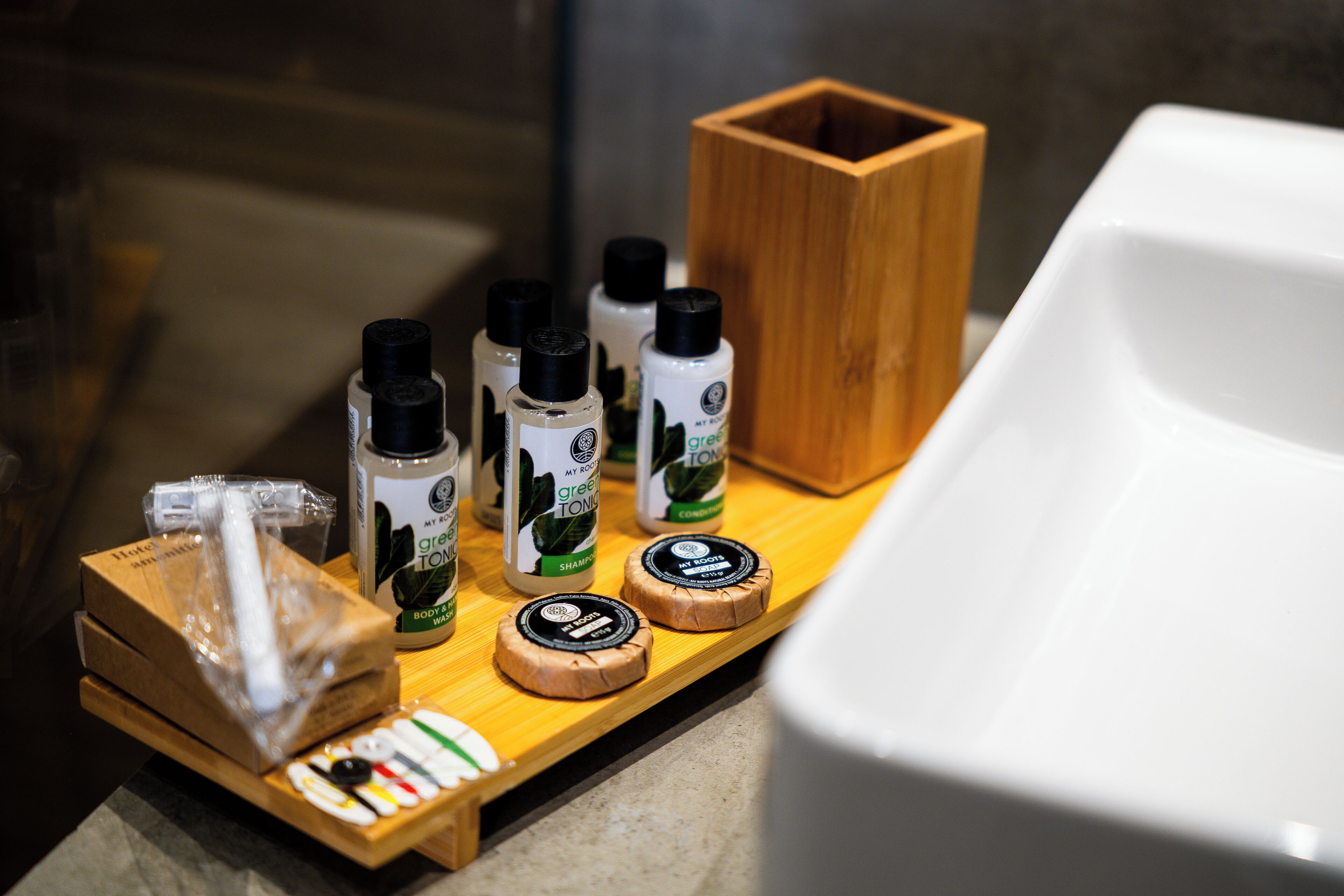 Suite with City Views | Commodités de la salle de bain | Douche, séchoir à cheveux, pantoufles, serviettes fournies
