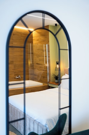 Deluxe Suite with Hot Tub | Zimmersafe, Schreibtisch, laptopgeeigneter Arbeitsplatz