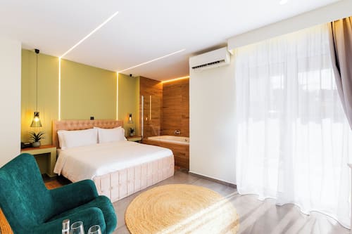 Deluxe Suite with Hot Tub | Zimmersafe, Schreibtisch, laptopgeeigneter Arbeitsplatz