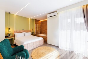 Deluxe Suite with Hot Tub | 客房内保险箱、办公桌、笔记本电脑工作区、遮光窗帘