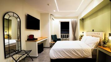 Suite with Balcony | Caja de seguridad en la habitación y escritorio