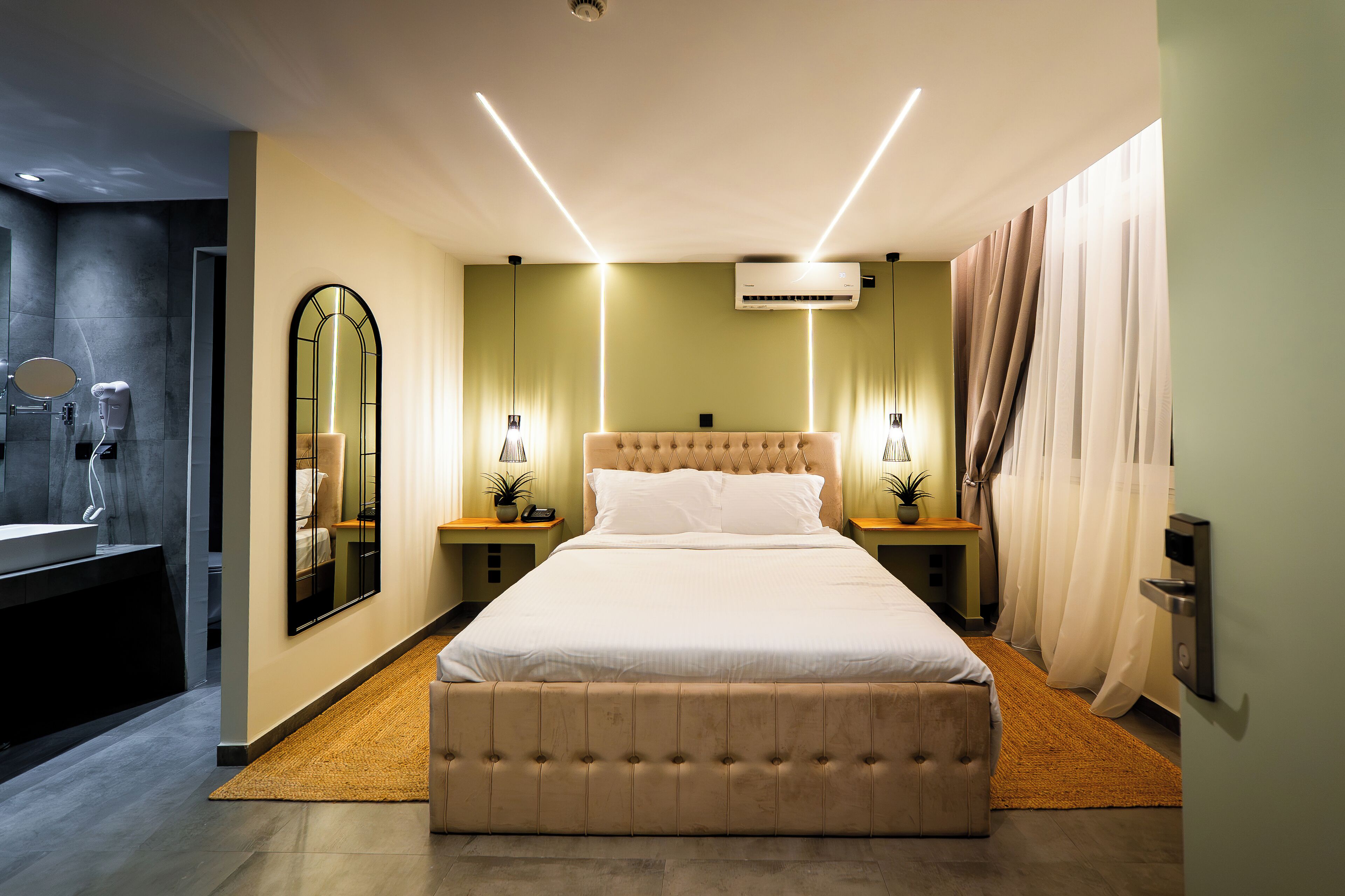 Deluxe Suite with Acropolis view | 客房內保險箱、書桌、筆電工作空間、遮光布/窗簾