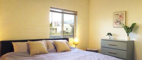 Strykejern/-brett, internettilgang og sengetøy