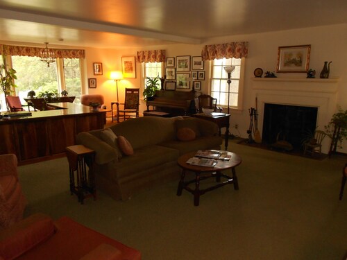 Jane's Room in the Historic Garst Farmhouse at Whiterock Conservancy
