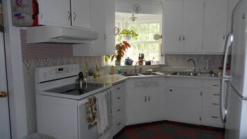 Een koelkast, een microgolfoven, een oven, een kookplaat