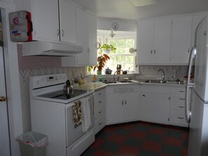 Fridge, microwave, oven, stovetop - Jane's Room in the Historic Garst Farmhouse at Whiterock Conservancy (Coon Rapids)