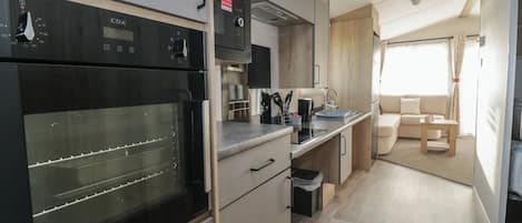 Batterie de cuisine, vaisselle et ustensiles