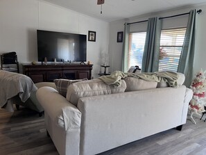 Smart TV, books - Gator Camp 2.7 off the rim of Lake Okeechobee Buckhead Ridge (Okeechobee)