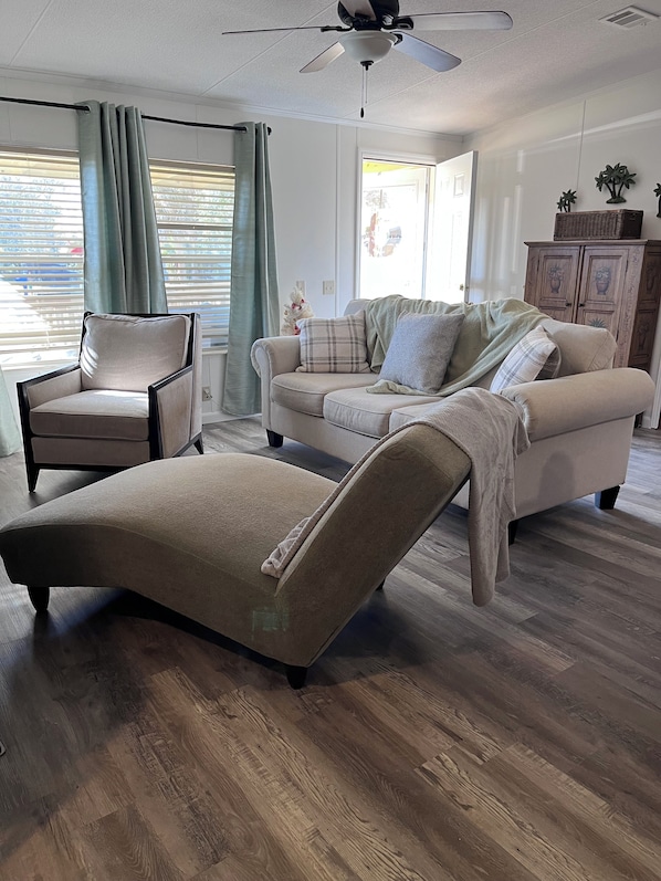 Smart TV, books - Gator Camp 2.7 off the rim of Lake Okeechobee Buckhead Ridge (Okeechobee)