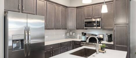 Køleskab, mikrobølgeovn, ovn, kogeplade