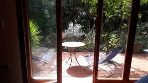 A patio with a round table and two chairs. - Sandra and Lucia's home in an oasis of peace (Quercianella)