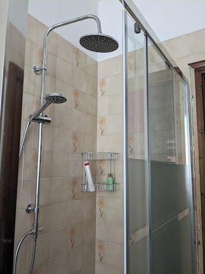 Dusche, Haartrockner, Bidet, Handtücher