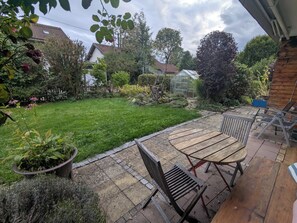 Outdoor dining - Light-flooded vacation apartment with garden near the lake (Durach)