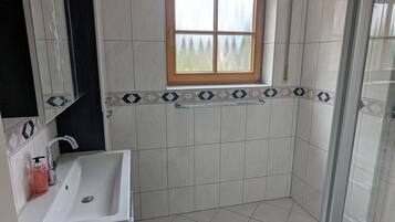 Dusche, Haartrockner, HandtĂŒcher, Seife
