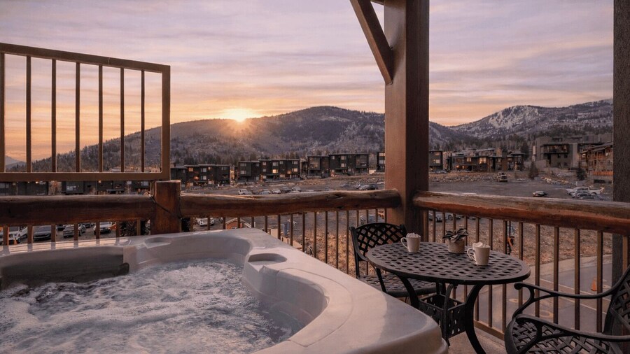 Highline Lodge at Westgate by Avantstay Ski-in Ski-out Mountain Home + Hot Tub + Views at Canyons Village