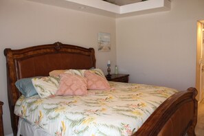 3 bedrooms, WiFi, bed sheets - Prime Location on the Island with a private beach! (Lake Havasu City)