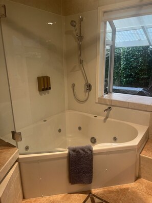 Dusche, Whirlpool, Haartrockner, Handtücher