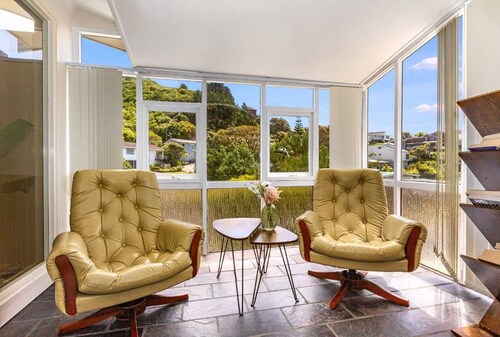 Retro retreat with Style! Large home in Whitby