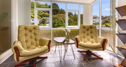 Retro retreat with Style! Large home in Whitby