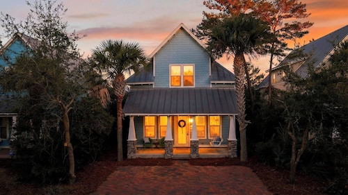 🌴 Private Backyard Minutes to 30A + Beaches Golf Cart + Bikes The Little Blue Beach House by Avantstay